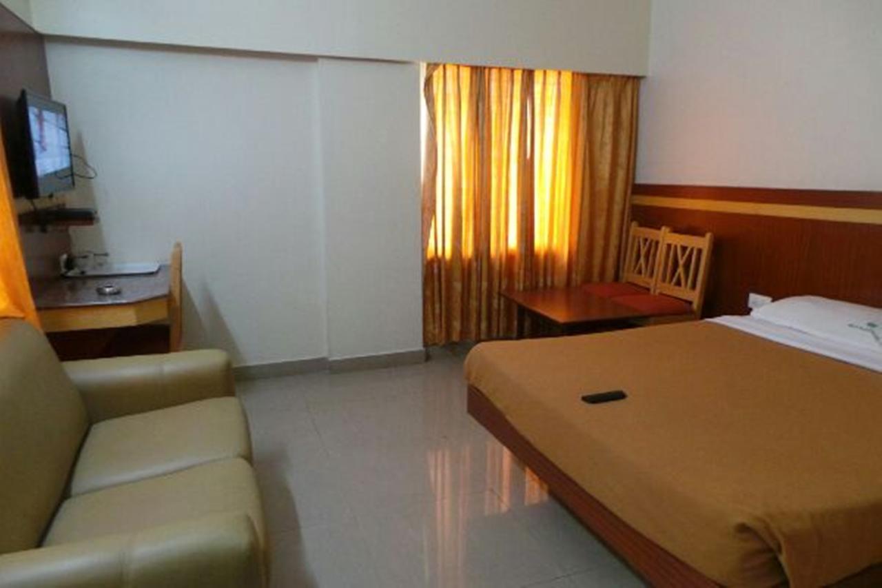 Mlc Gateway Deluxe Inn Bangalore Buitenkant foto
